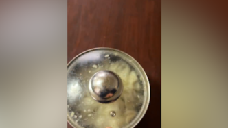 大爺煮餃子后鍋蓋打不開，端著鍋求助消防
