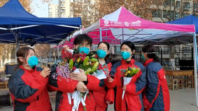 西安大学生买800朵鲜花送学校医护与抗疫志愿者
