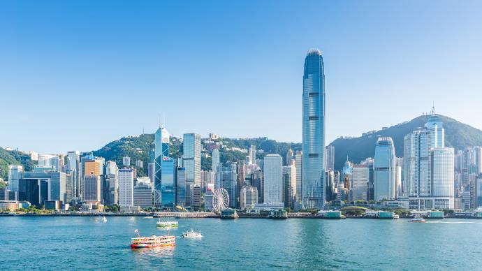 香港铜锣湾世贸中心突发大火约百人等待救援有2人受伤