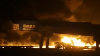 京昆高速成绵段油罐车与货车相撞，车辆起火相关道路交通管制