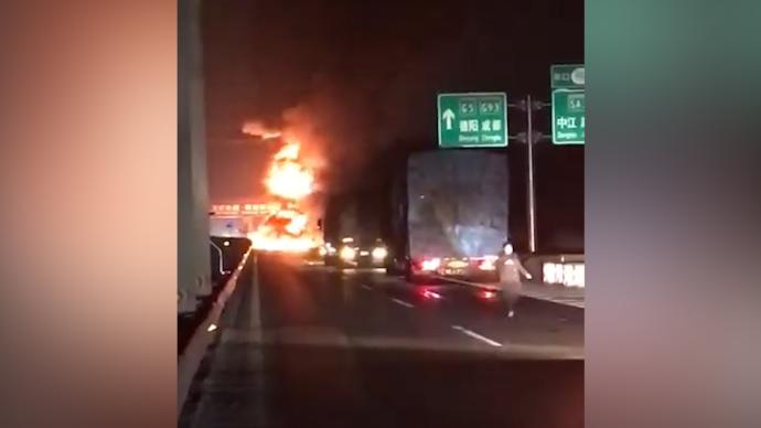 京昆高速四川德阳段柴油罐车追尾后起火燃烧，两人死亡