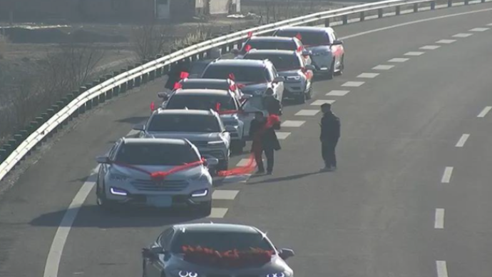 宁夏十辆婚车违停高速应急车道，驾驶员全被罚款扣分