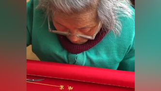 针起针落都是爱！92岁奶奶给外孙女绣婚书