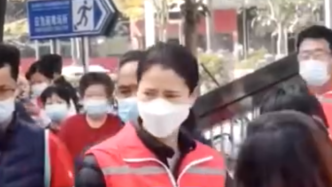 袁咏仪深圳做义工引关注，工作人员：她就是一个热心服务的普通市民