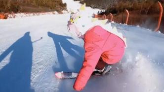四岁萌娃勇闯滑雪场走红，飞跳台、180度转体都不在话下