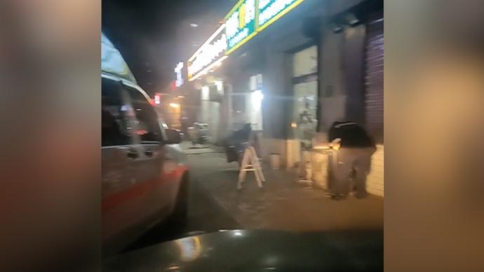 天津一急救车司机站街边吃饭：怕身上有病毒影响他人