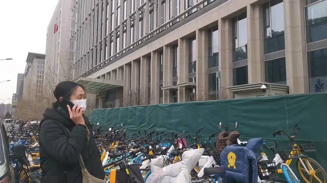 1月12日,江秋莲来到北京互联网法院与法官沟通案件情况。 澎湃新闻记者 戴越 图