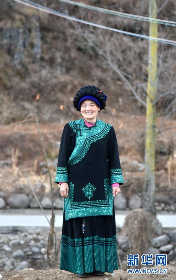 这是2021年1月22日拍摄的身着彝族服饰的巴木玉布木。新华社记者 周科