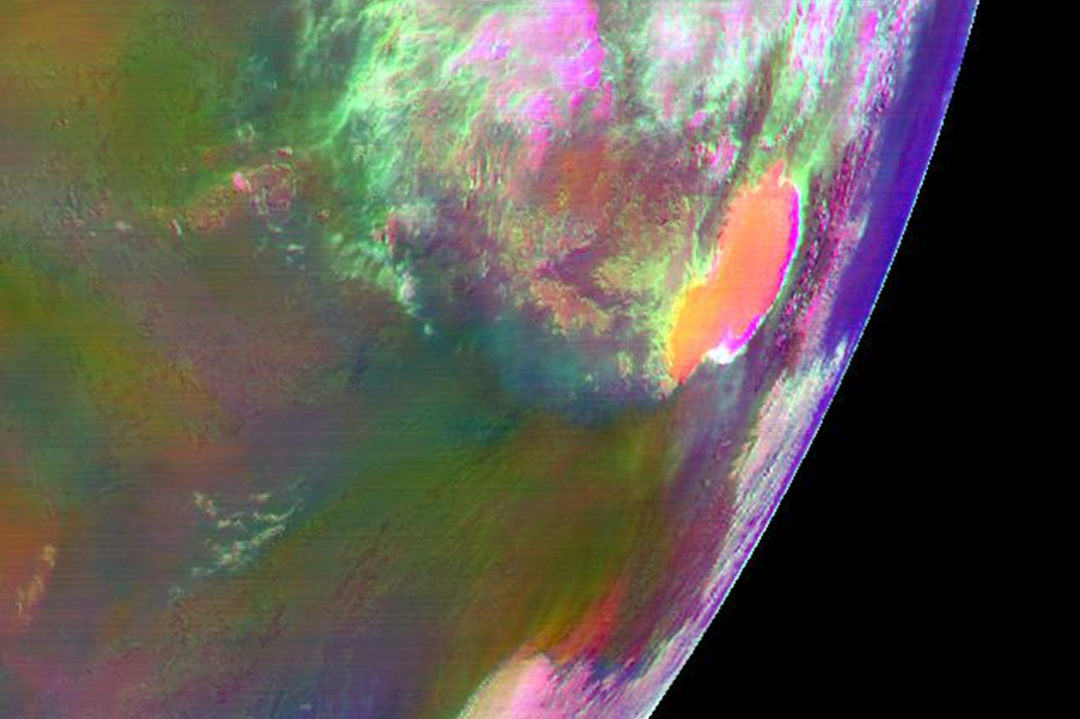图 . FY-4B汤加红阿哈阿帕伊岛火山爆发多通道气团彩色合成图（2022年01月15日20:30 汤加时）