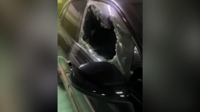 蕪湖一小區18輛轎車被砸,物業:外來人員跟隨業主溜進小區