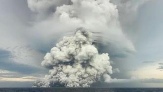 海底火山喷发后的汤加：有民众称在火山灰笼罩下恍如“月表”