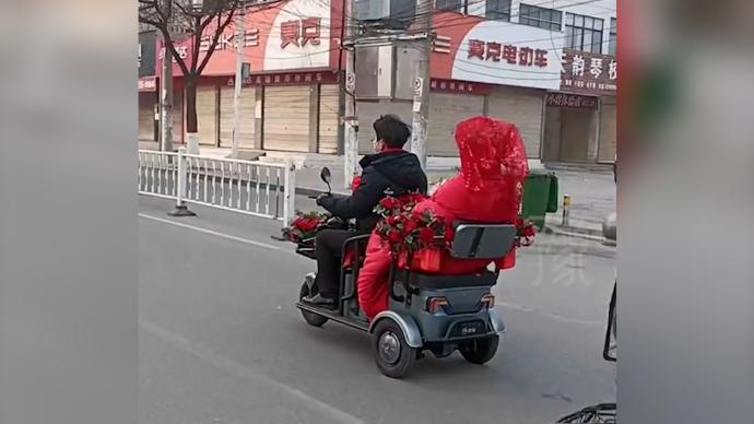 全县核酸检测无法开车，新郎骑三轮车接新娘