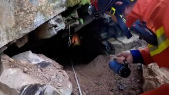 村民进山洞寻水源被困地下50米，消防员携呼吸器下洞施救