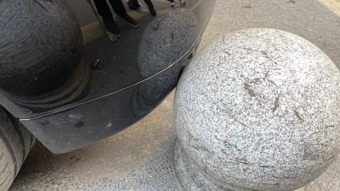 劳斯莱斯幻影婚车撞石墩受损，车辆租赁公司驾驶员回应