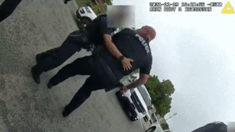 美国警察执法尴尬瞬间：男警员掐女警员喉咙