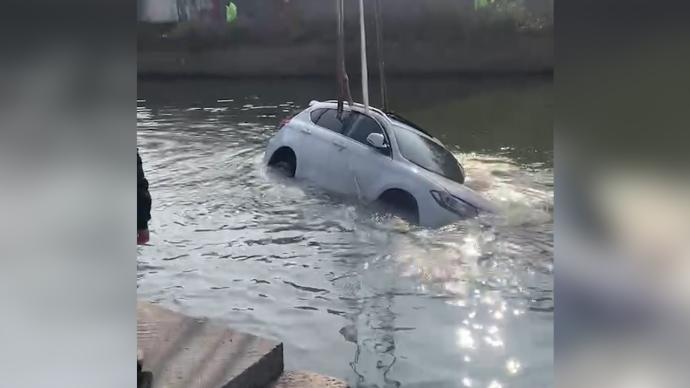 温州龙港一辆SUV坠入河中，车内一人不幸身亡