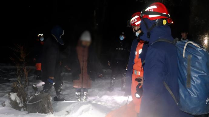 女子凌晨迷路丽江玉龙雪山上，救援人员冒雪登山成功救援