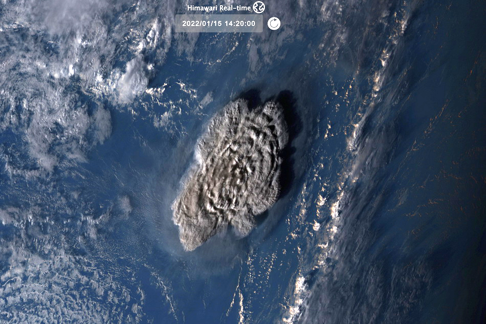 当地时间2022年1月15日，洪阿哈阿帕伊岛火山喷发时形成的巨大的蘑菇云。
