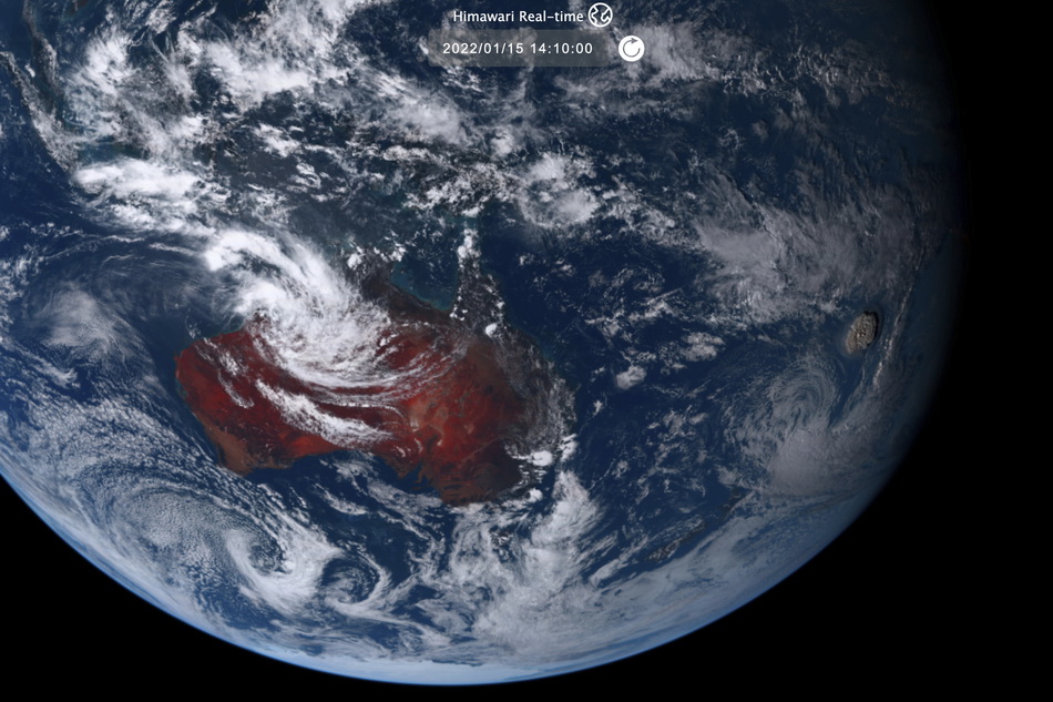 当地时间2022年1月15日，从卫星上观测地球南半球，照片右侧的巨大蘑菇云是喷发中的洪阿哈阿帕伊岛海底火山。