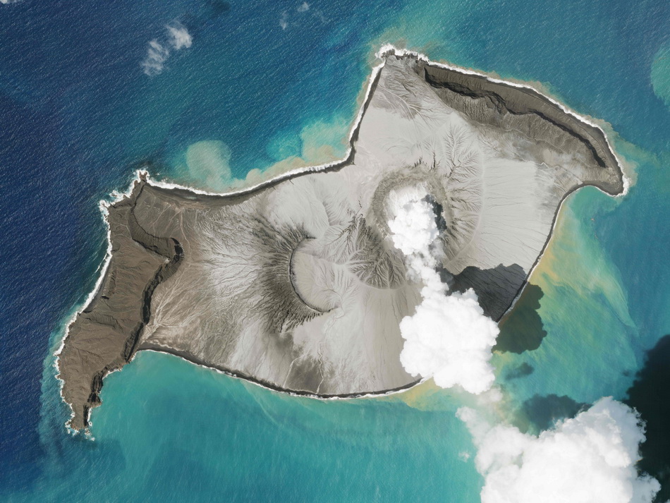 卫星照片显示，当地时间2022年1月7日，洪阿哈阿帕伊岛海底火山喷发前正在冒烟。