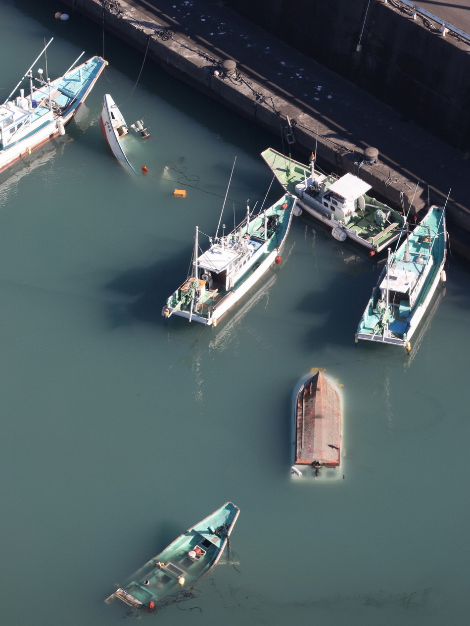 当地时间2022年1月16日，日本高知县，受汤加海底大规模火山喷发后潮位变化影响，日本高知县多地港湾共计有19艘渔船倾覆或沉没。目前，日本没有伤亡报告。