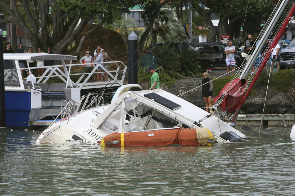 当地时间2022年1月16日，新西兰图图卡卡，火山喷发后当地发布海啸预警，码头渔船严重损毁。