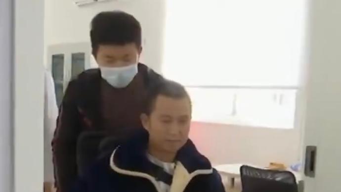 南京23岁小伙辞职照顾脑梗父亲