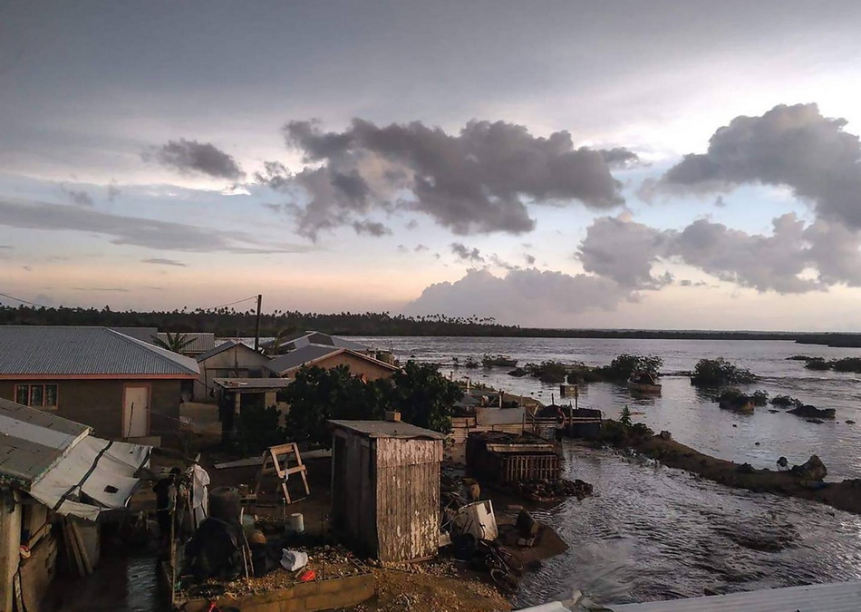 社交媒体上的图片显示汤加部分地区遭受海啸侵袭。社交网络 图