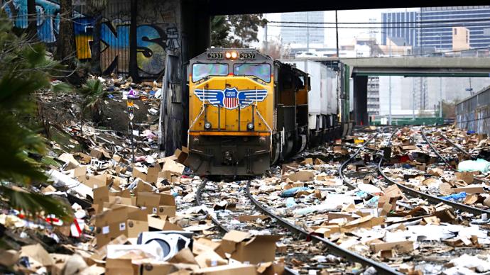 早安·世界｜洛杉矶货运火车频遭打劫，现场堪比灾难片