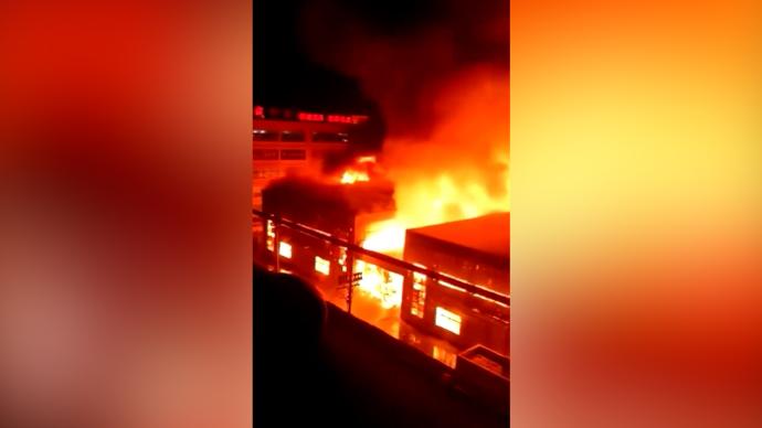 浙江温州一企业仓库发生火灾，明火已扑灭无人员伤亡报告
