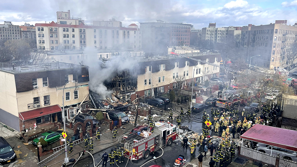 当地时间2022年1月18日，美国纽约市，一栋公寓楼发生爆炸并引发大火，导致建筑物部分倒塌，造成1人死亡。