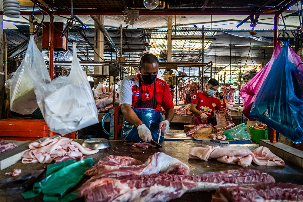 当地时间2022年1月18日，泰国曼谷，诺伊批发市场的工人们正在准备新鲜猪肉。