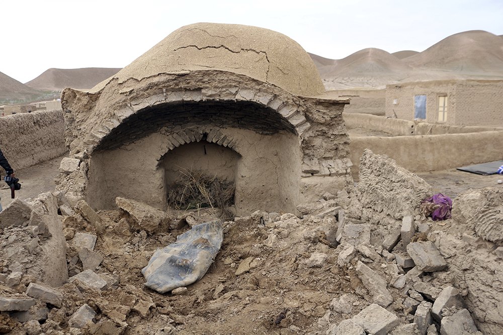 当地时间2022年1月18日，在阿富汗西部巴德吉斯省卡迪斯地区，地震中损毁的房屋。