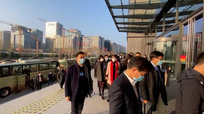 上海两会丨即将开幕！政协委员们乘车出发，步入会议现场