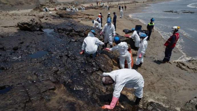 汤加火山喷发波及秘鲁，沿海油船发生石油泄漏