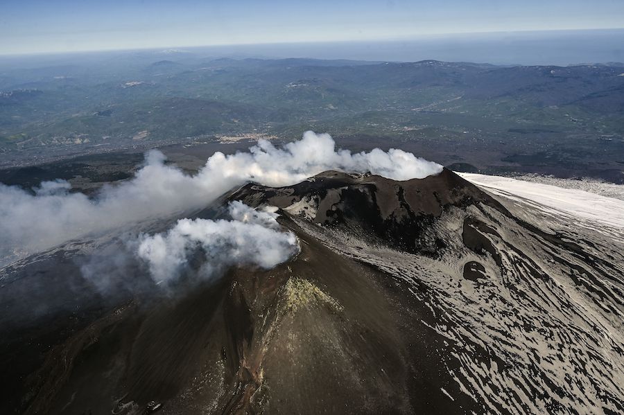 2021年3月31日，意大利卡塔尼亚，火山研究人员乘坐直升机俯瞰近日来频繁喷发的埃特纳火山，以监测火山的活动。
