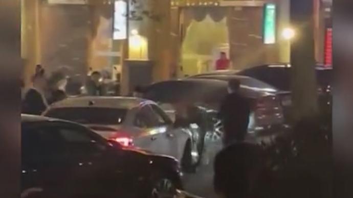 阳江警方通报多人围攻轿车：车辆避让引发，缴获长柄柴刀2把