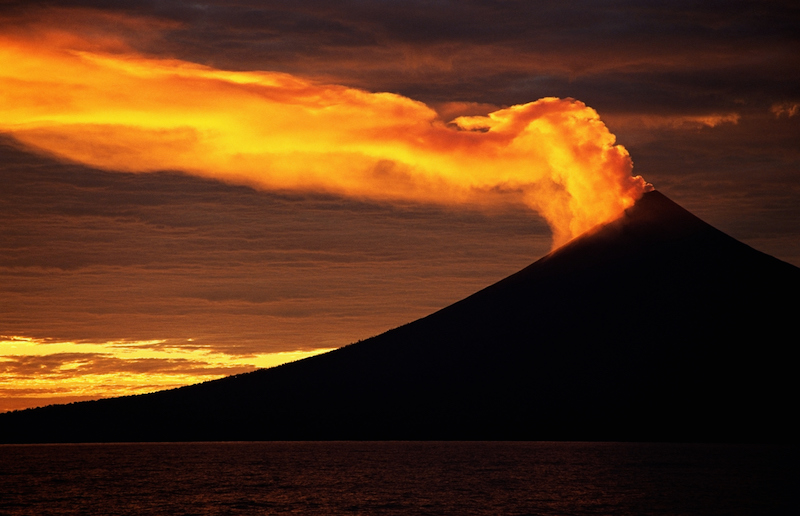 夕阳下的乌拉旺火山