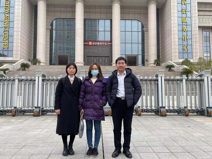 1月18日，汪康夫的小女儿汪珍珍与两位代理律师前往江西省高院。受访者供图