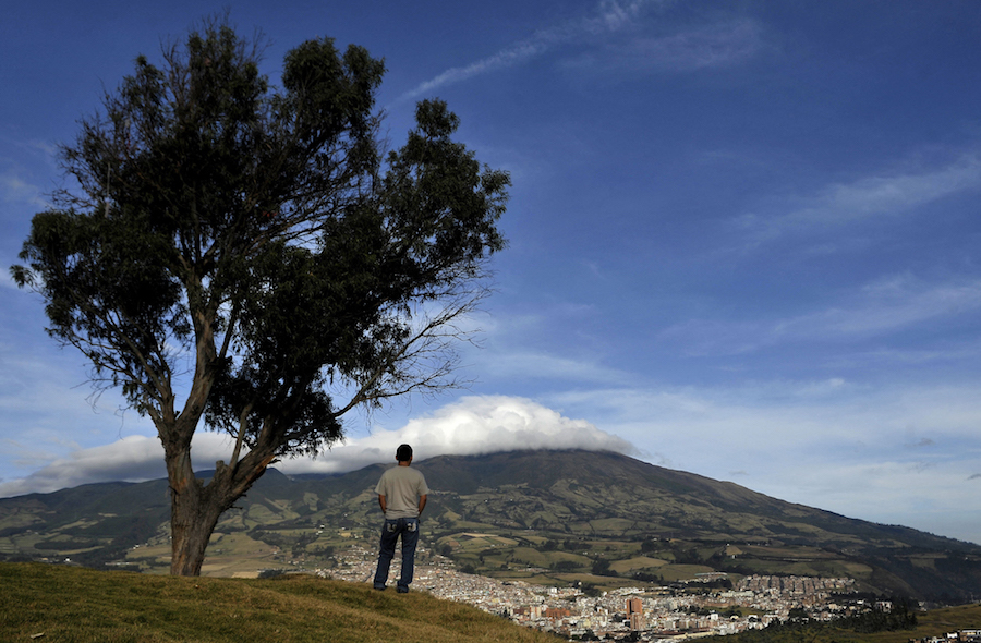 2010年8月27日，哥伦比亚纳里诺省帕斯托，一名男子在观看加勒拉斯火山。