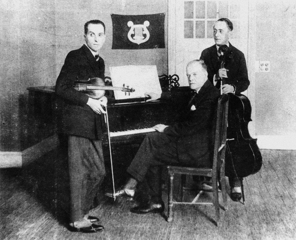 1921年，小提琴富华、钢琴查哈罗夫、大提琴佘甫磋夫三重奏