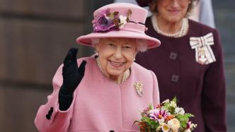 王冠丨投身公共服务70载，看伊丽莎白二世如何改变英国王室