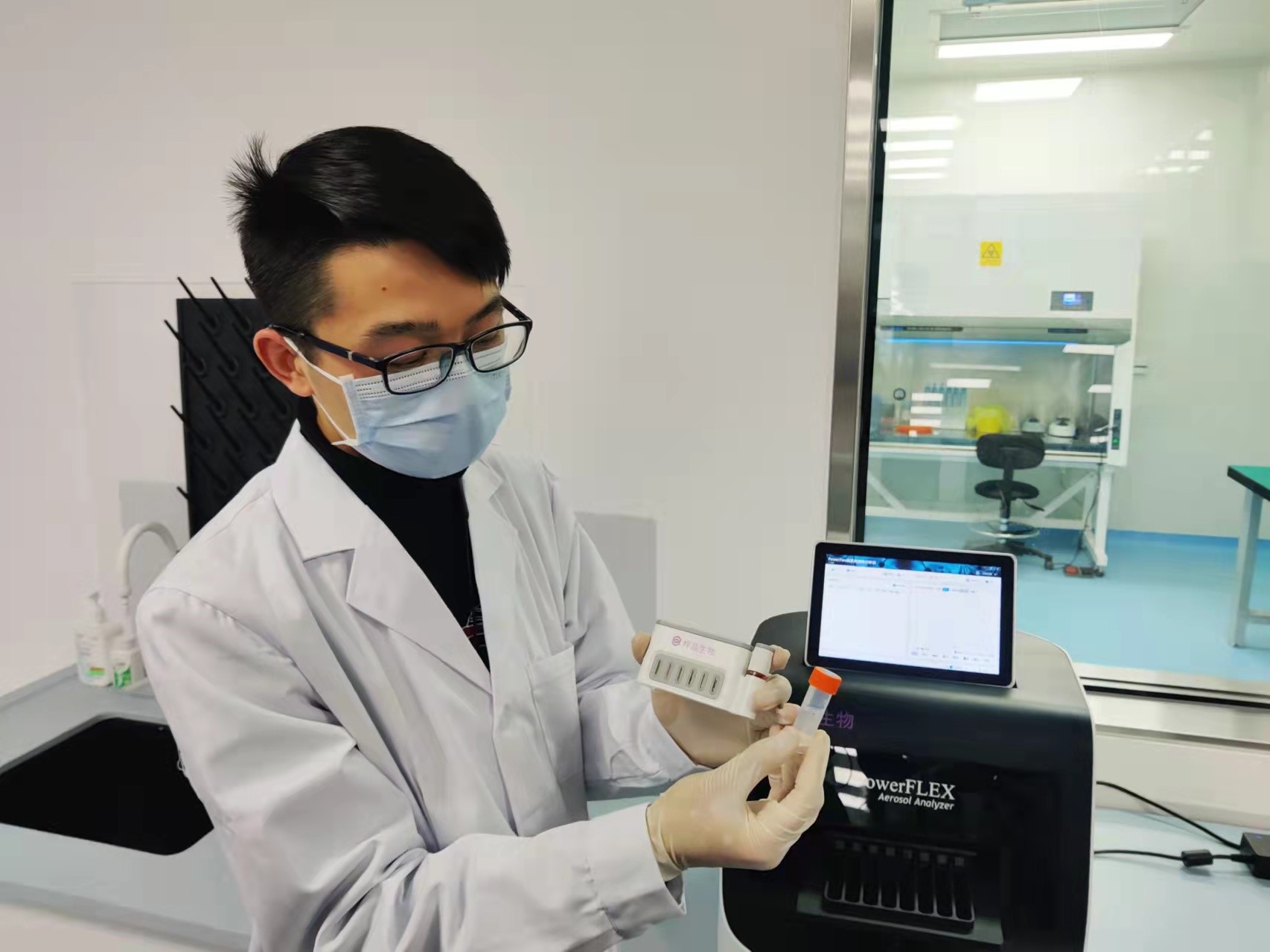 清华硕士生李保介绍气溶胶采集与分析检测流程。