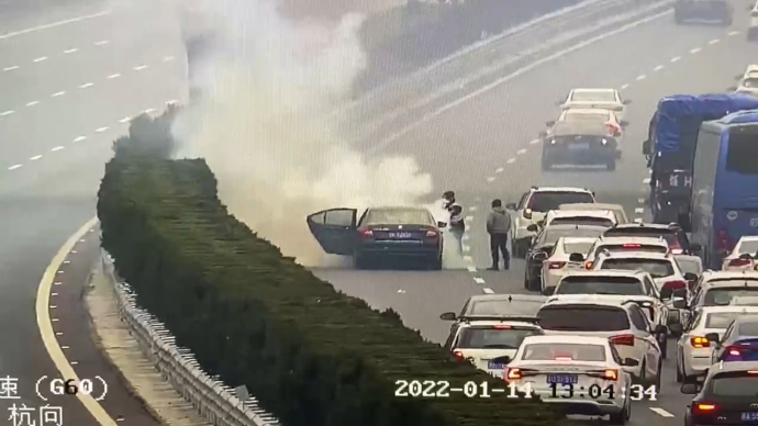 衢州高速轿车起火，交警借23个灭火器数次冲进火场救援