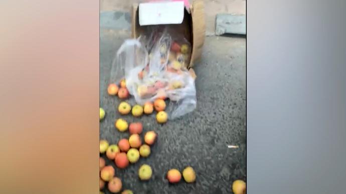 女子轧四个苹果被要求买整箱：商贩说其它苹果受到“惊吓”