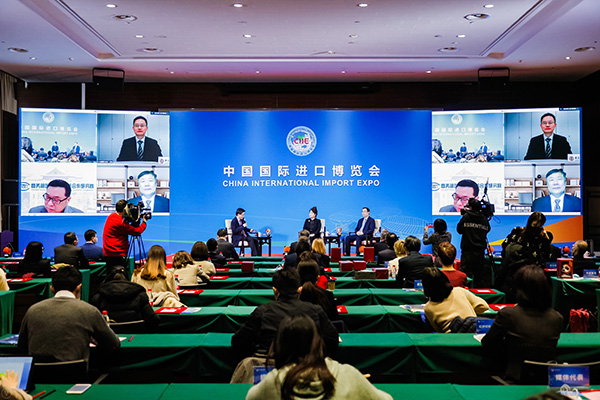 1月19日下午，2022年进博会新年交流会暨第五届签约仪式在国家会展中心（上海）举办。  本文图均为 进博局 供图