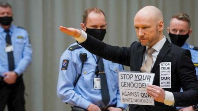 挪威“超级杀手”关押10年后要求假释，法庭上行纳粹礼