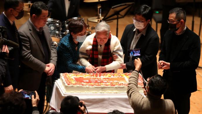 首位华人低音提琴演奏家！上海交响乐团为百岁郑德仁庆生