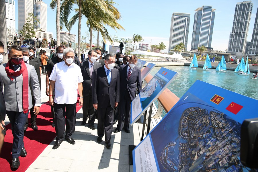 2022年1月9日，中国国务委员兼外长王毅和斯里兰卡总统戈塔巴雅在科伦坡港口城参观图片展。（图片来源：新华社）