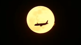 飛機與2022“最小滿月”同框